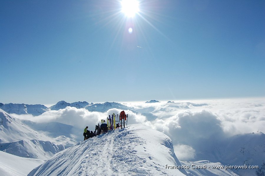 4-Ultimi escursionisti in cima-l'Arera spunta dalle nebbie.jpg